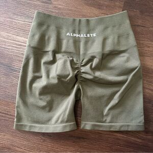 Alphalete Oak amplify shorts 4.5” 
Size Small
